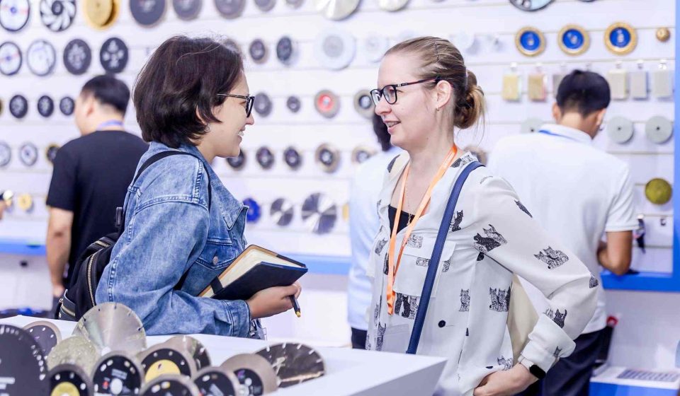 Trade fair aisles with hardware exhibitors and international buyers